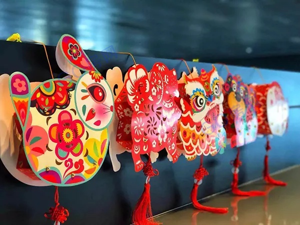 猜灯谜、包汤圆、做花灯 一起品味年俗文化 欢欢喜喜闹元宵~ (广告示意图) 灯谜竞猜 妙趣横生 猜灯谜是元宵节必不可少的传统 更是考验我们智慧的时刻 面对各种趣味横生的谜面 立马启动你的最强大脑猜猜猜 答对灯谜,还可获得精美礼品! (示意图来源于网络) 团团圆圆 汤圆DIY 汤圆是元宵节的标配 圆圆的汤圆,象征家庭的团圆和美满 轻轻咬一口,随着馅流出来的 则是满满的幸福和甜蜜 (示意图来源于网络) 汤圆DIY 擀皮儿赶顺利,填馅儿添财运 封口聚福气 甜甜蜜蜜的汤圆带着美好寓意 团团圆圆和和美美